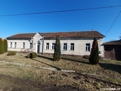 Casă la Buteni cu 8 camere, 407 mp si teren 1800 mp .Stradă principală