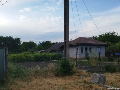 Teren intravilan plus casa țărănească de vânzare aproape de Dunare