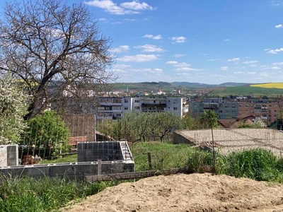 Vând teren + casă și garaj in construcție