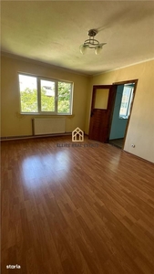 Ap 3 camere, parter (la vilă). Preț 85.000 Eur