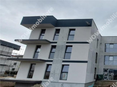 Apartament 3 camere cu curte de 77mp de in Selimbar. Comisi