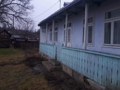 Vand casa batraneasca, anexe si 36 ari teren la 15 km de Suceava