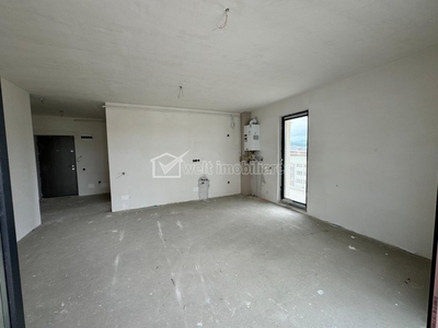 Apartament 3 camere, terasa 29 mp, situat in Floresti, zona Eroilor