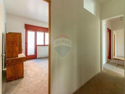 Apartament 4 camere vanzare in bloc de apartamente Bucuresti, Gara de Nord