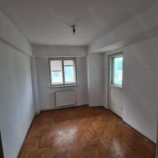 Apartament 3 camere de vanzare în Micro 3