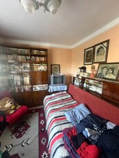 Apartament 3 camere, decomandat, etaj intermediar, zona Zamca