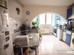 Apartament 3 camere,decomandat, zona Tribunalul Dambovita