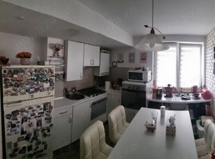 Apartament cu 4 Camere de Vânzare în Onești - Zona Ultracentrală