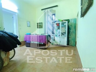 Apartament cu 4 camere, la parter, cu 2 fronturi stradale.