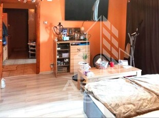 Apartament cu trei camere de vanzare, in zona Miorita, Arad.