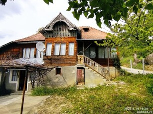 Casa bătrânească si teren de vanzare in Comarnic - 50.000EUR