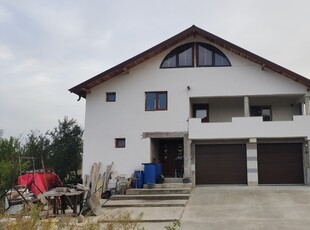 Casa de vanzare vila cu beci, pod, garaj 2 masini total teren 800mp