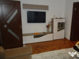 Inchiriez apartament 2 camere in Deva, zona 1 Decembrie, et. 1