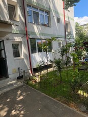 Vând apartament 3 camere, 50 mp utili, la parter cu balcon și boxă.