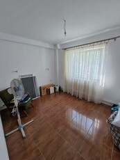 Vând apartament semidecomandat