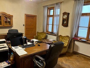 Vând etaj casă format din doua apartamente, locatie Piata Sfatului