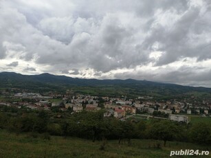 Vând teren pretabil pentru cabană sau livadă