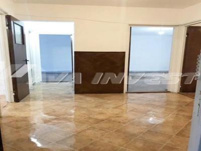 Apartament 3 camere, decomandat, parter cu balcon, cartier Manastur.