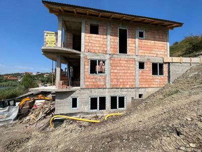 Casa individuala cu terasa,panorama spre lac, garaj, teren aprox 300mp, Chinteni