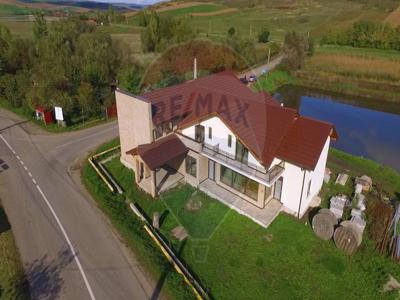 Pensiune cu 8 camere+restaurant de vanzare | Lac si teren de 7.000 mp