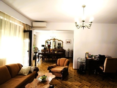Vanzare Apartament 4 camere semidecomandat - Dacia , Bucuresti