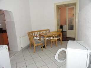 Apartament 3 camere mobilat, etaj 1, Bdul Revolutiei, langa Hotel Continental, cu centrala pe gaz