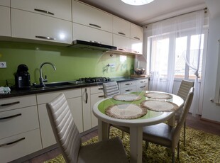 Apartament 3 camere vanzare in casă vilă Suceava, Central