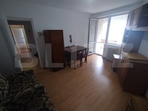 Apartament 3 camere,2 bai, 64 mp,decomandat,etaj 2,zona centrala, Coroana de Aur