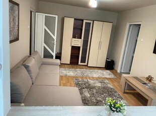 Apartament cu 3 camere, etaj 2/4, zona Podu Ros