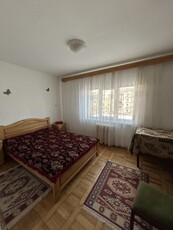 De inchiriat apartament 2 camere, zona Capat 1. Pret 250