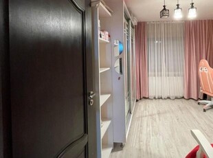 De vanzare apartament cu 3 camere decomandat, zona Stejari