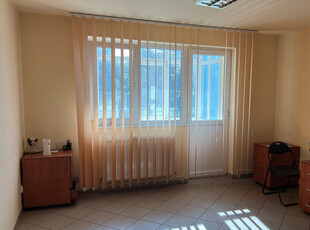 vand apartament 2 camere etaj 2-4, zona centrala