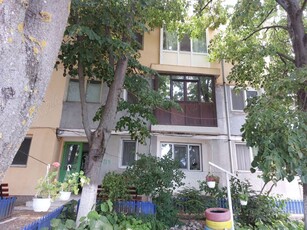 Vând apartament 3 camere decomandat targu bujor galati