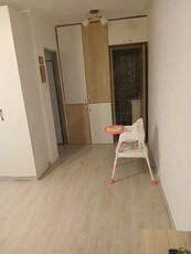 Vand apartament cu doua camere.