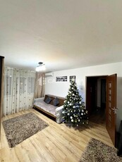 Apartament cu 4 camere, Alexandru cel Bun, etaj intermediar