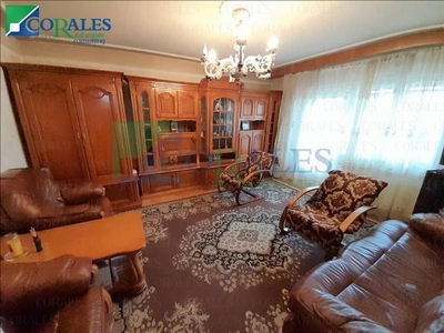 Apartament cu 3 camere. 2 bai. 2 balcoane. Centrala proprie. Langa Hotel Aurora.