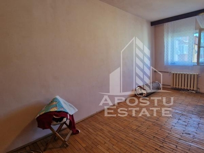 Apartament cu o camera, etaj intermediar, zona Lipovei