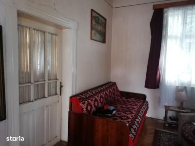 Casa pt două famlii, cu garaj dublu, pivnia, teren 400 mp, Semicentral