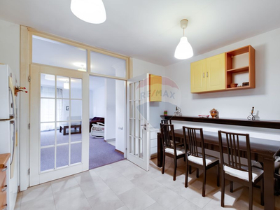 Apartament cu 3 camere de vânzare în Sisesti