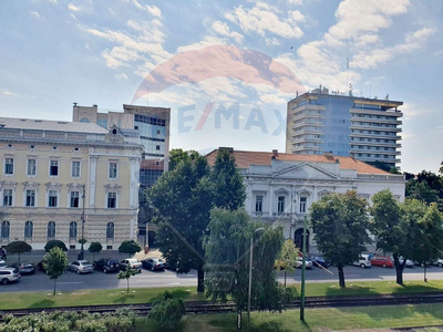 Apartament spatios de vanzare in Palatul Neuman