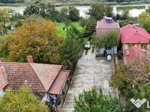 Casa - Gospodarie , cu deschidere la lac