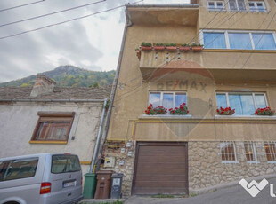 Investiție: apartament renovat în două studiouri separ...