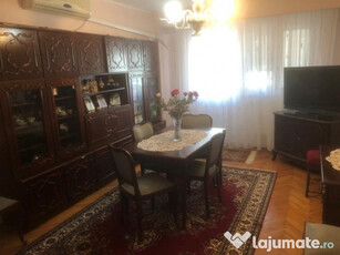 Apartament 3 camere Calarasilor, etaj intermediar