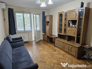 Apartament cu 3 camere, etaj intermediar - Piata Centrala