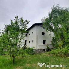 Casa la rosu cu 9 camere, zona linistita, in Campina