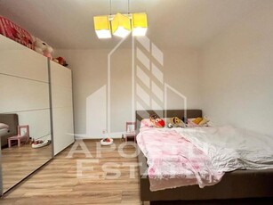 Apartament 3 camere, complet renovat la curte comuna in zona Centrala