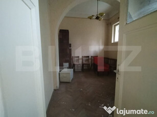 Apartament 4 camere, parter, pivnita si garaj. Zona Vila Tos