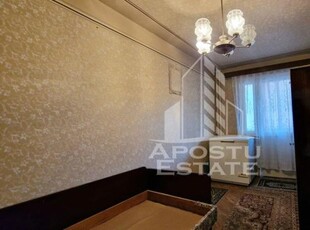 Apartament cu 3 camere, centrala proprie, etaj 3, zona Dacia