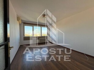 Apartament cu 3 camere, decomandat, situat in zona Dambovita