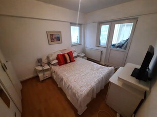 Apartament cu 3 camere decomandat, zona Podu de Fier